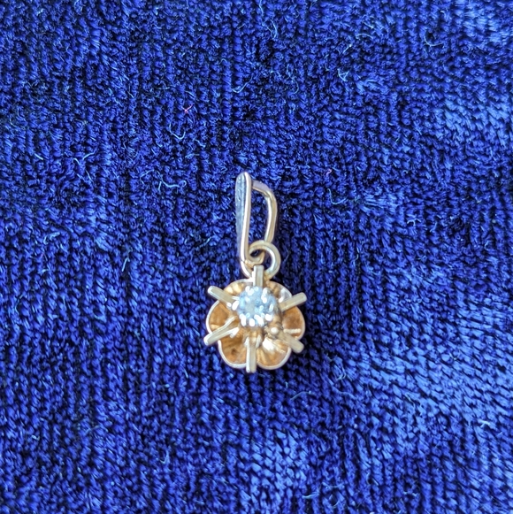 Jewelry - Solid 10K Gold Flower Pendant, Vintage